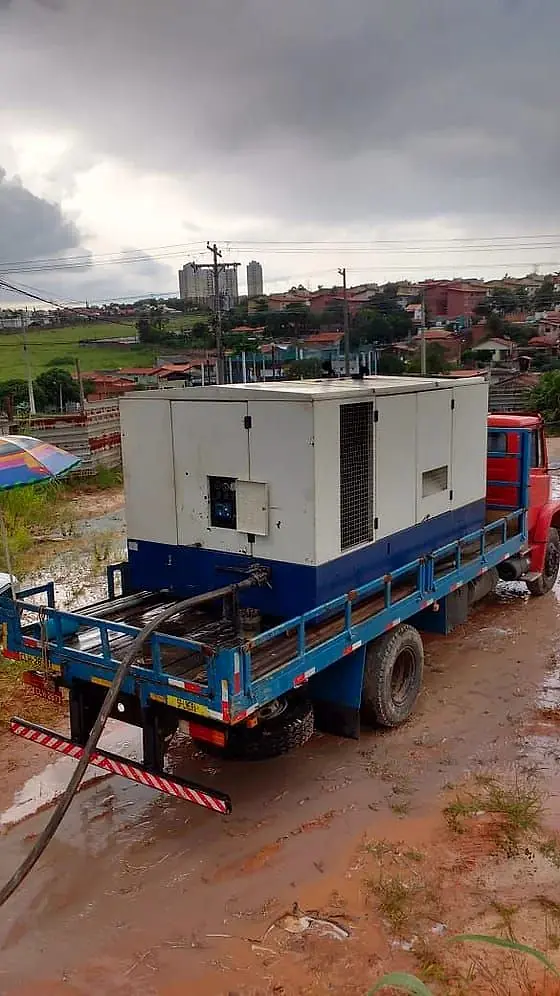 Caminhão com equipamento de apoio em obra urbana