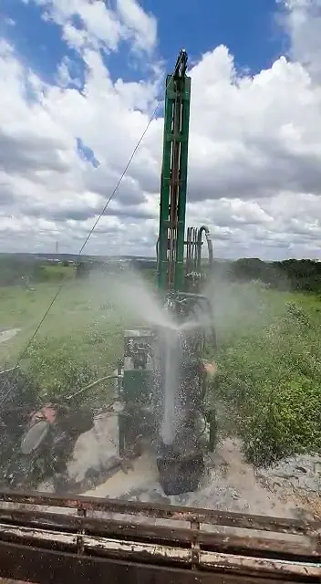 Água saindo pela perfuratriz durante a perfuração