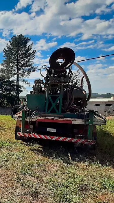 Perfuratriz montada em caminhão, vista de trás