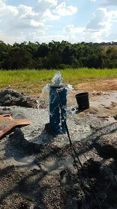 Poço recém-perfurado, com a água jorrando